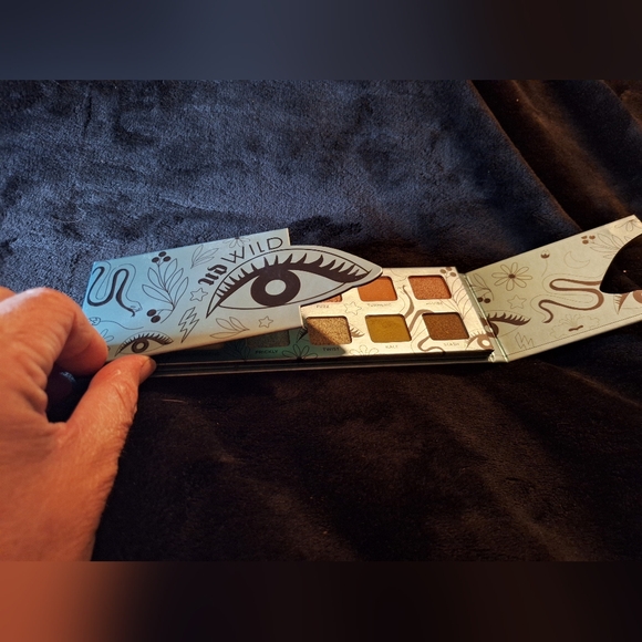 NEW Urban Decay Wild Greens Eyeshadow Palette - Picture 4 of 7